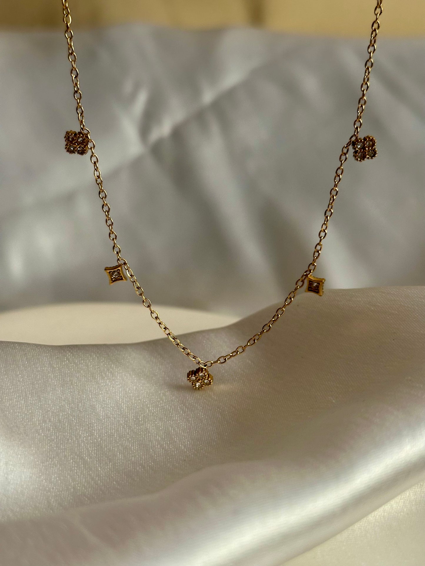 Dainty clover necklace
