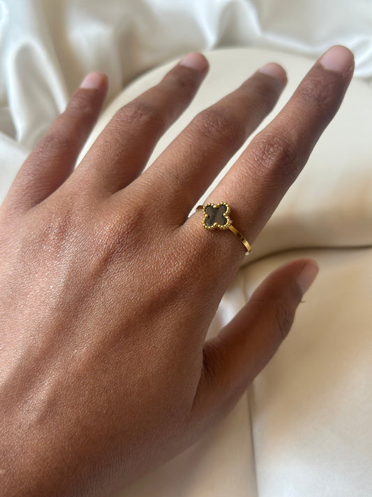 Tiny Clover ring - Black