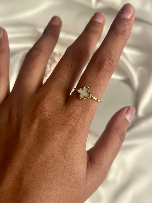 Tiny Clover ring - White