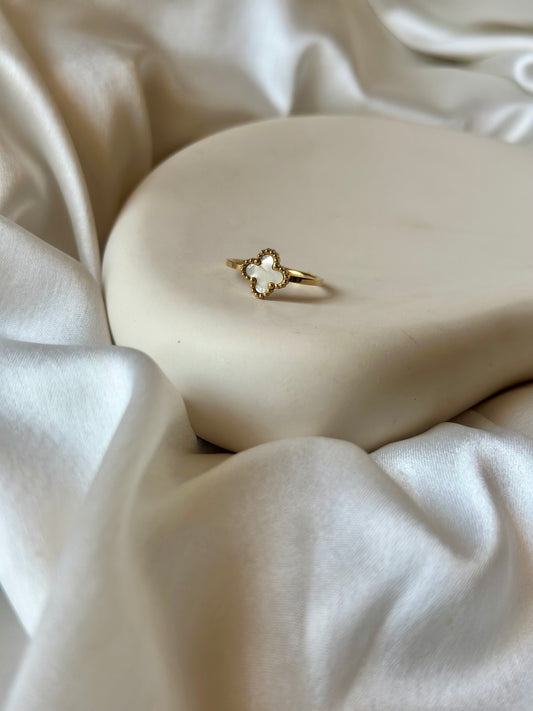 Tiny Clover ring - White