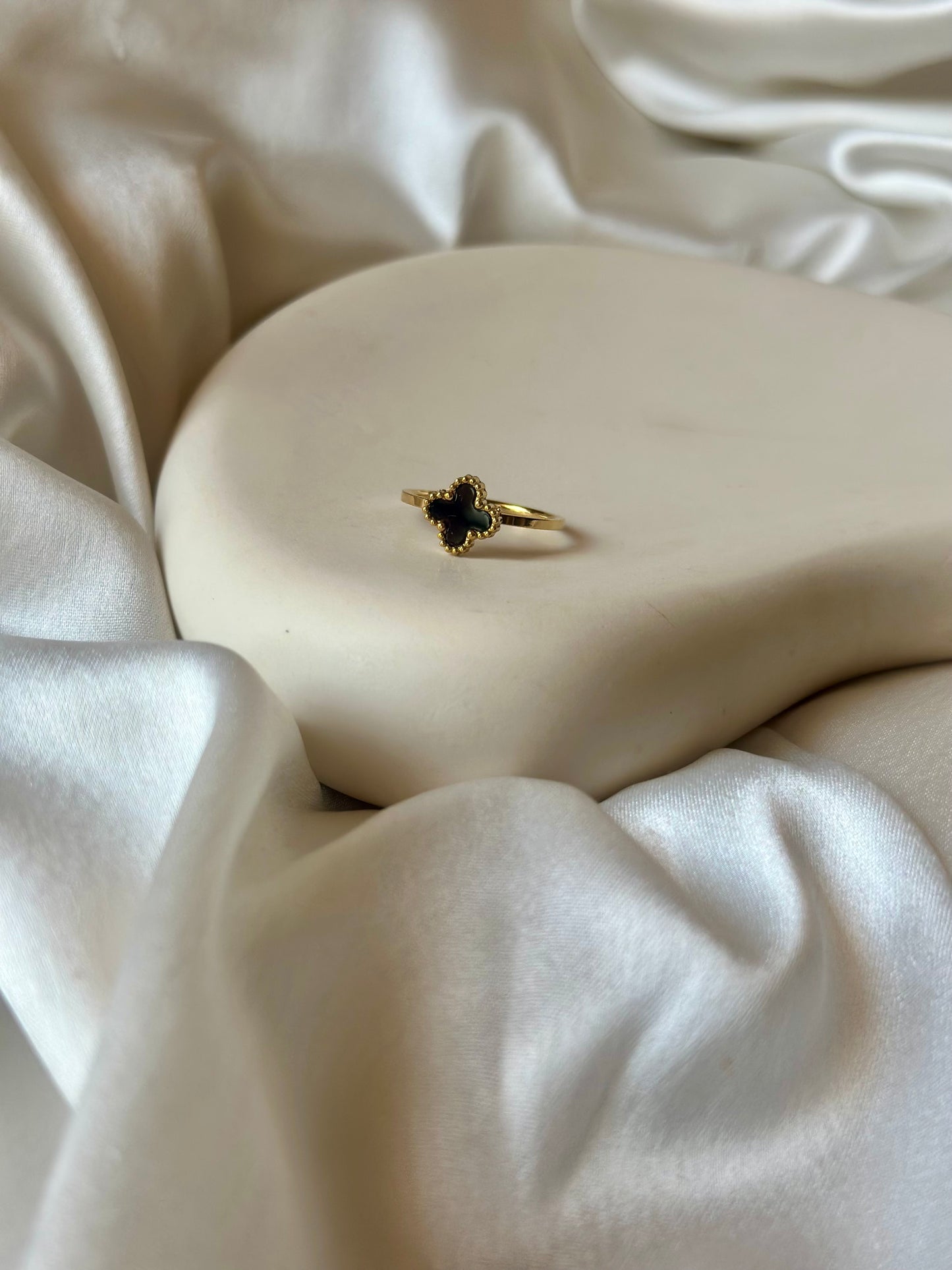 Tiny Clover ring - Black