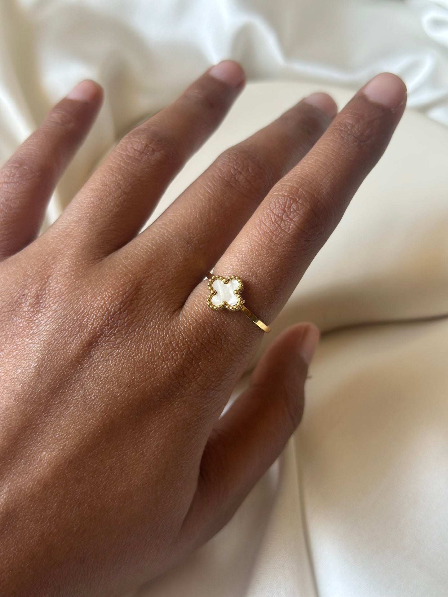 Tiny Clover ring - White