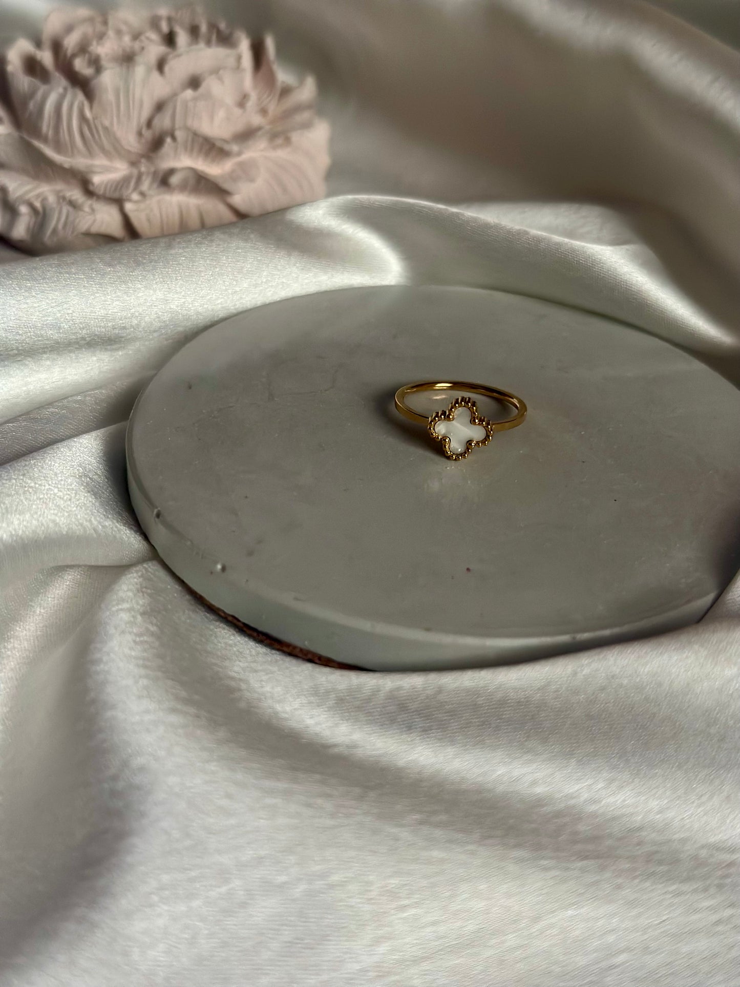 Tiny Clover ring - White