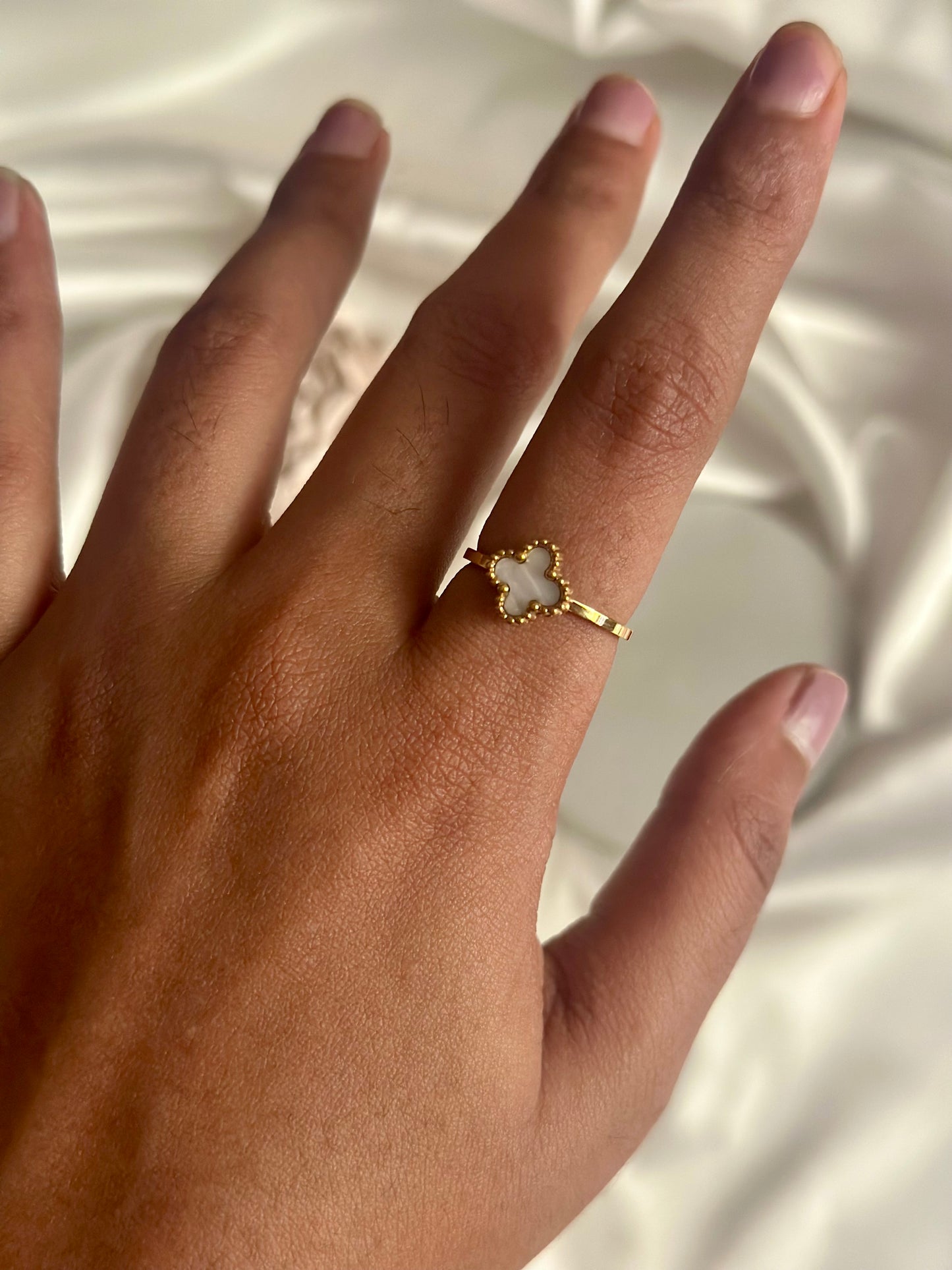 Tiny Clover ring - White